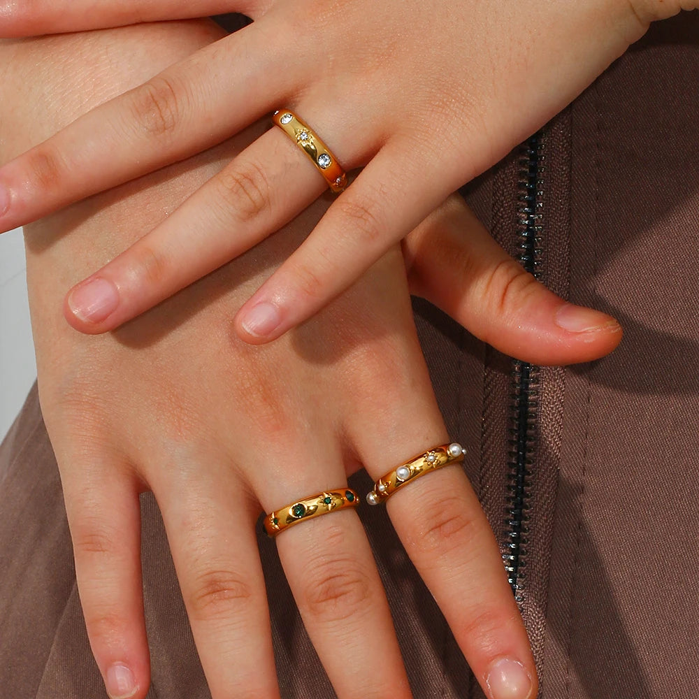 Zilora – Zarter 18K vergoldeter Ring ✨ mit grüner Zirkonia & Perlen