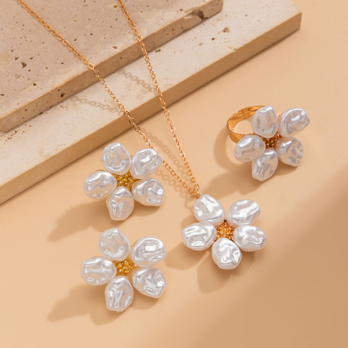 Zilora – Perlenblüten-Schmuckset ✨ Zarte Eleganz in Gold