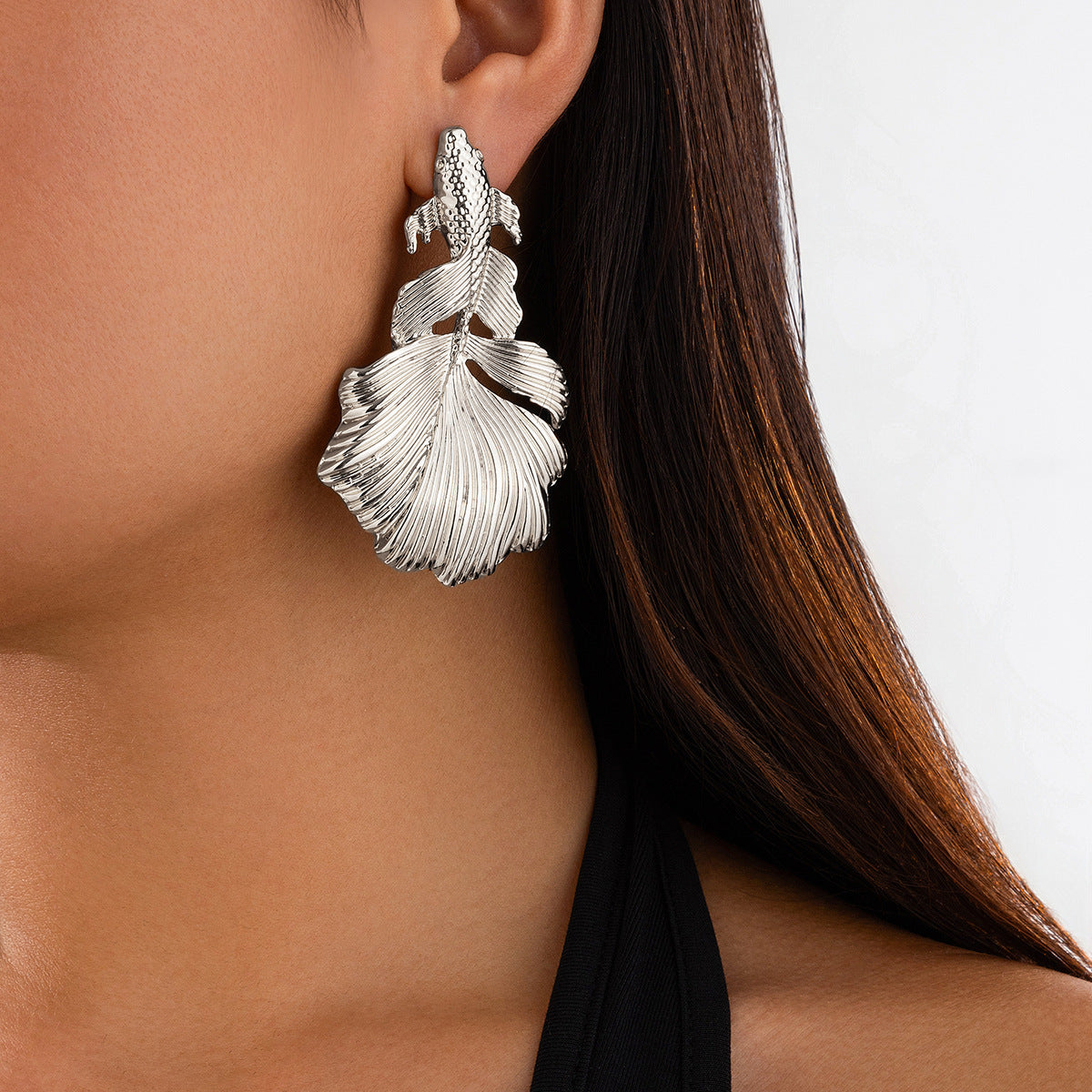 Spiral alloy round earrings with exaggerated irregular heart-shaped pendant, new earring design