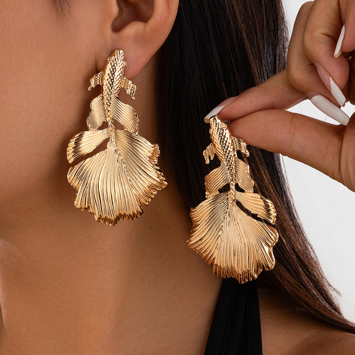 Spiral alloy round earrings with exaggerated irregular heart-shaped pendant, new earring design