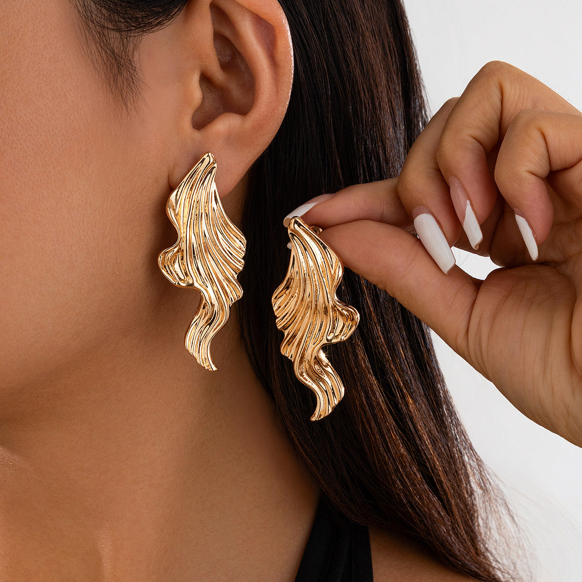 Spiral alloy round earrings with exaggerated irregular heart-shaped pendant, new earring design