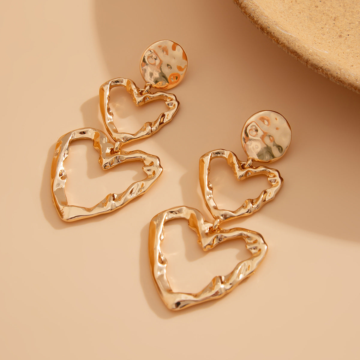 Spiral alloy round earrings with exaggerated irregular heart-shaped pendant, new earring design