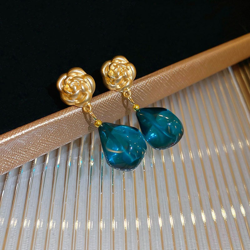 Square flower earrings, retro and high-end earrings, simple commuting fashion, light luxury earrings