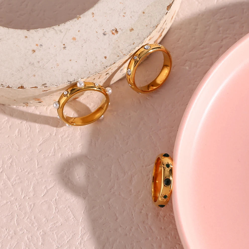 Zilora – Zarter 18K vergoldeter Ring ✨ mit grüner Zirkonia & Perlen