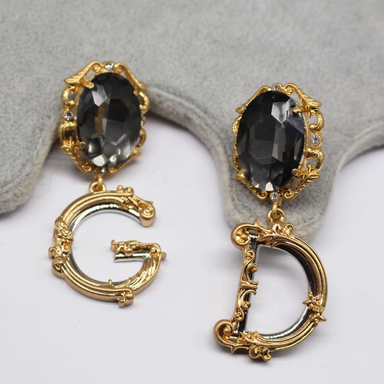 Retro niche design ear clip for women's high-end feeling asymmetrical earrings
