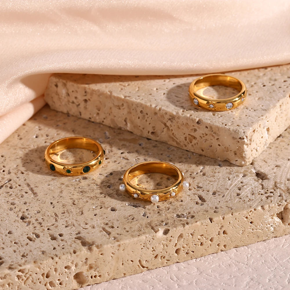 Zilora – Zarter 18K vergoldeter Ring ✨ mit grüner Zirkonia & Perlen