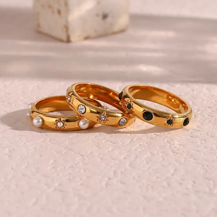 Zilora – Zarter 18K vergoldeter Ring ✨ mit grüner Zirkonia & Perlen
