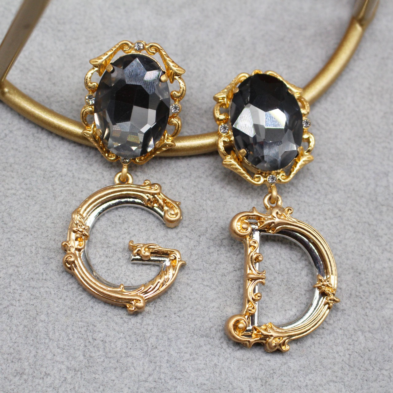 Retro niche design ear clip for women's high-end feeling asymmetrical earrings