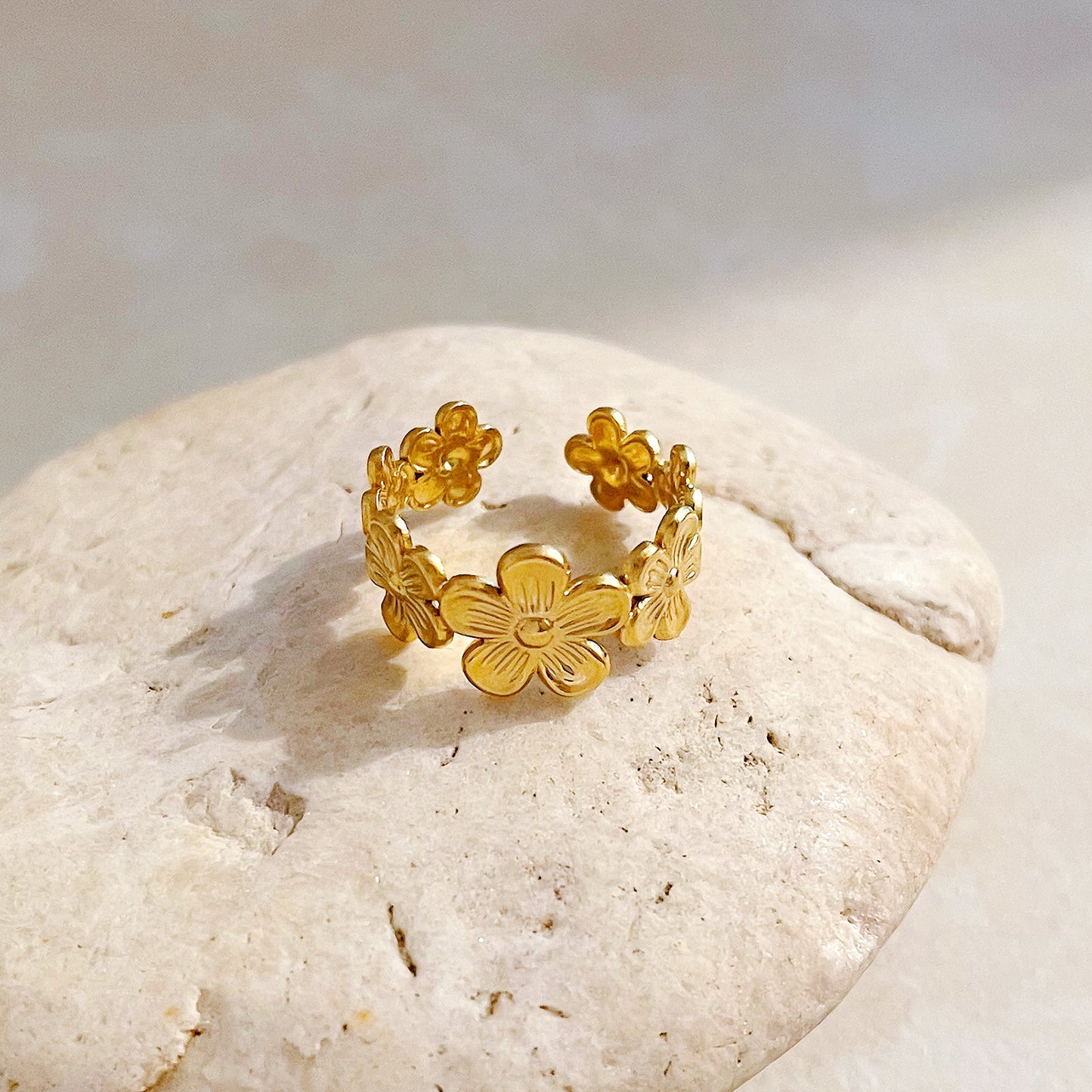 Zilora – Retro-Blumenring aus Edelstahl ✨ Verstellbarer Statement-Ring in Gold 🌹 Vintage-Chic für deinen Look