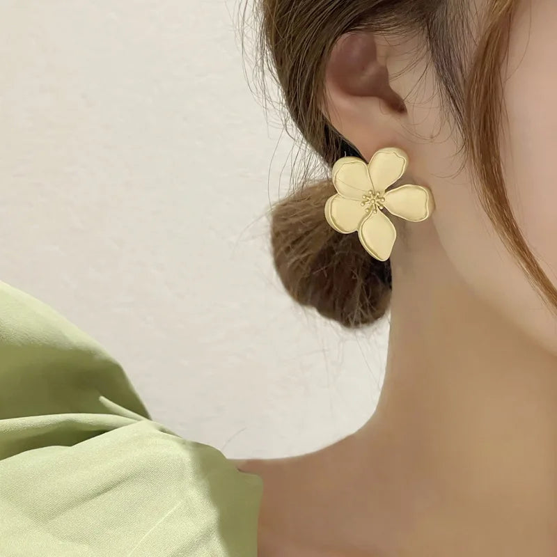 Zilora – Goldene Blumen Ohrringe ✨ Vintage-Inspiration für stilbewusste Frauen
