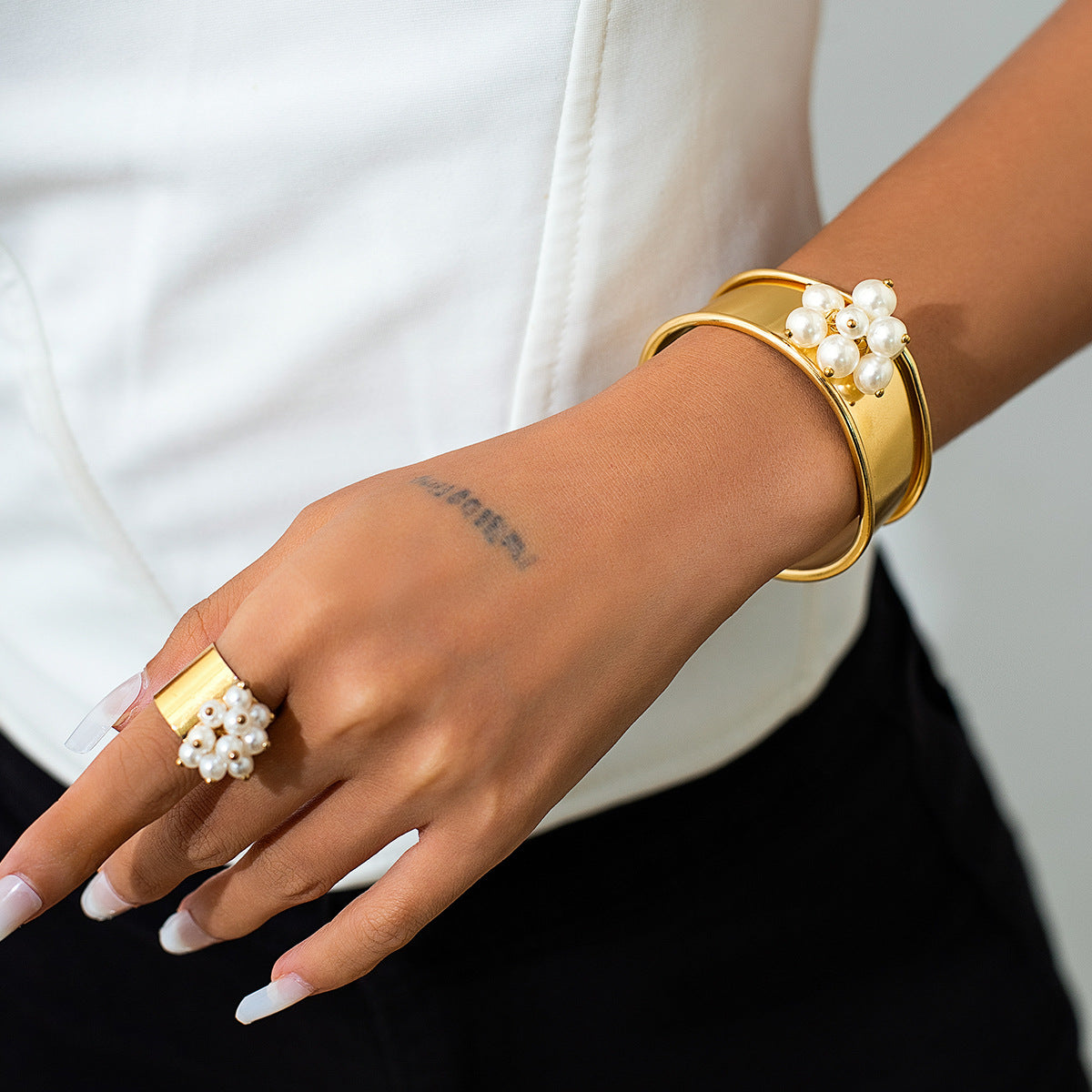 Feminine Eleganz: Photosensitive Armband mit Imitationsperlen – Dein perfektes Statement für jeden Anlass