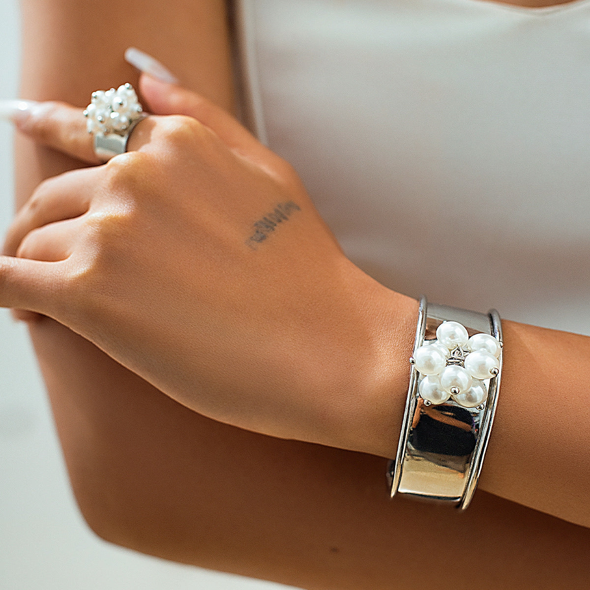 Feminine Eleganz: Photosensitive Armband mit Imitationsperlen – Dein perfektes Statement für jeden Anlass