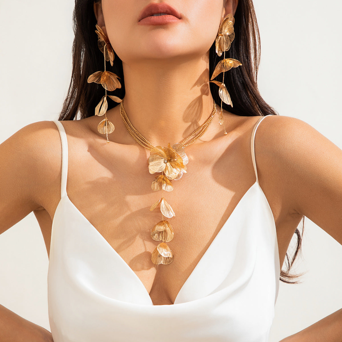 Zilora – Elegante Ginkgo-Blatt-Kette mit zarten Tasseln ✨