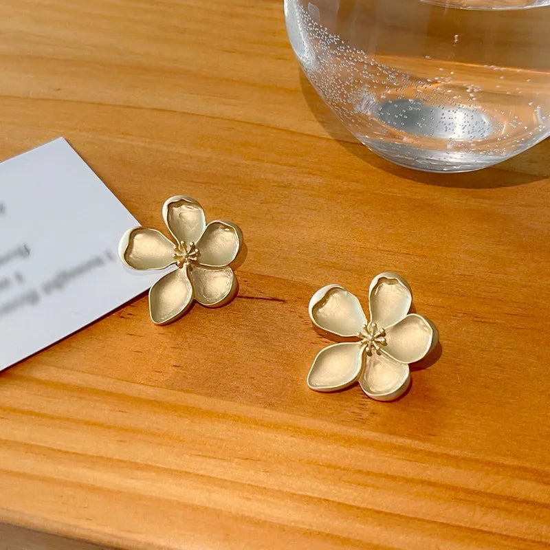 Zilora – Goldene Blumen Ohrringe ✨ Vintage-Inspiration für stilbewusste Frauen