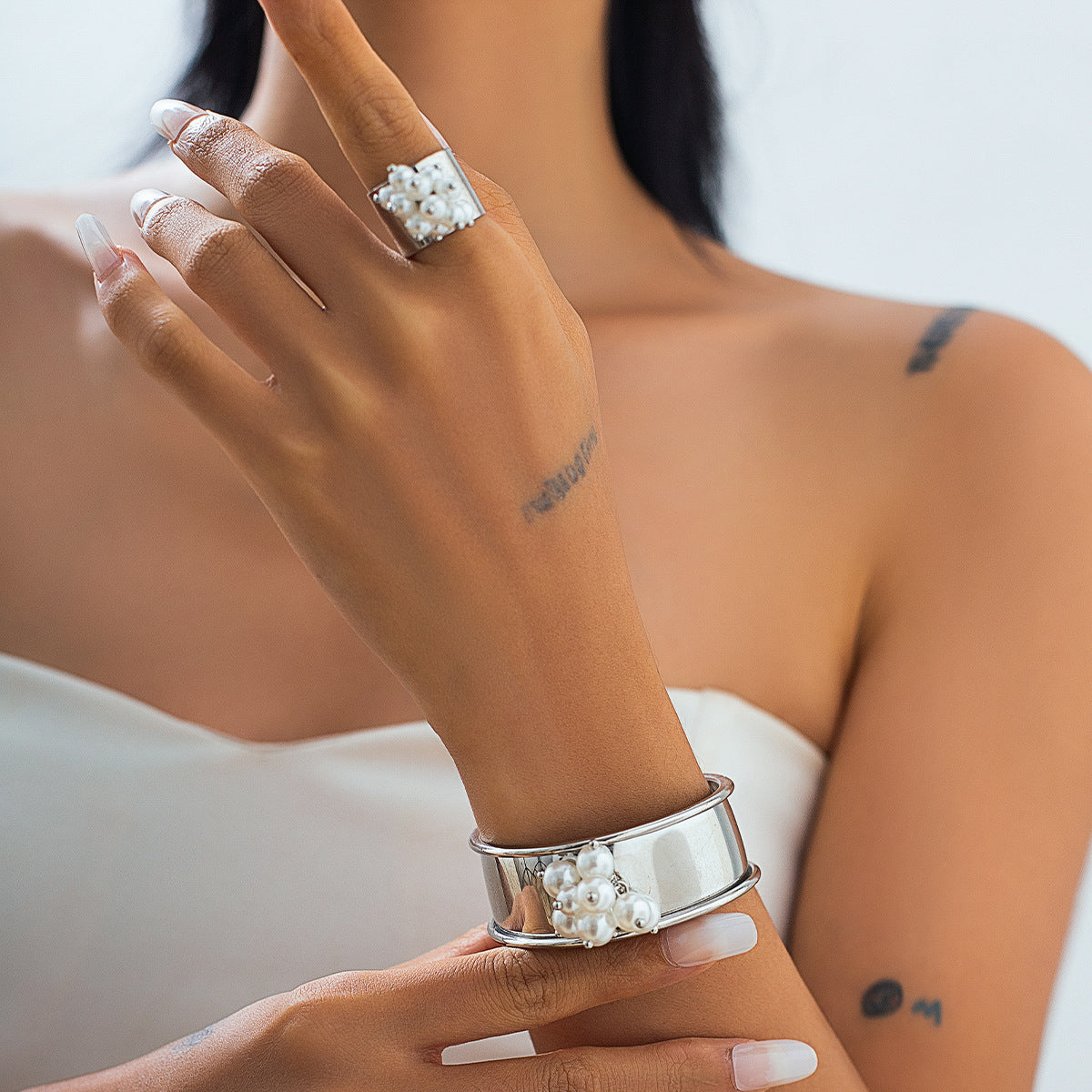Feminine Eleganz: Photosensitive Armband mit Imitationsperlen – Dein perfektes Statement für jeden Anlass