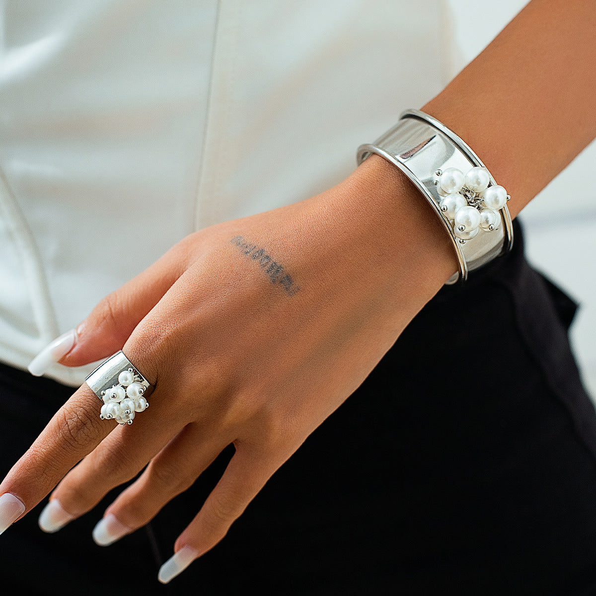 Feminine Eleganz: Photosensitive Armband mit Imitationsperlen – Dein perfektes Statement für jeden Anlass
