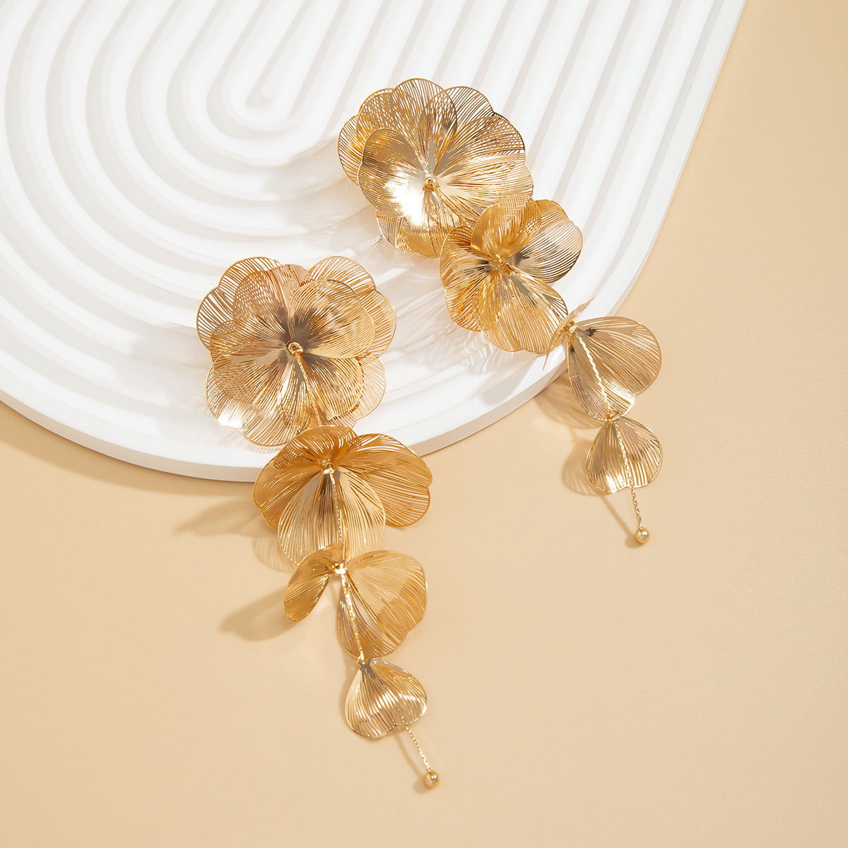 Zilora – Elegante Ginkgo-Blatt-Kette mit zarten Tasseln ✨