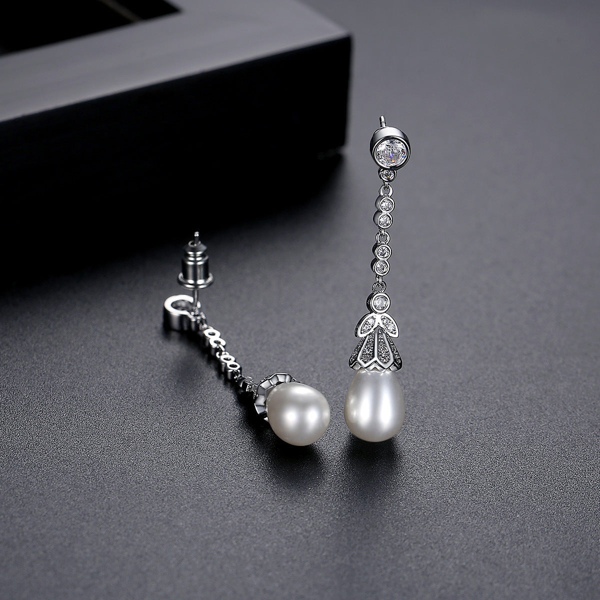 Zilora – Silberne Perlenohrringe mit Zirkonia ✨ Zeitlose Eleganz
