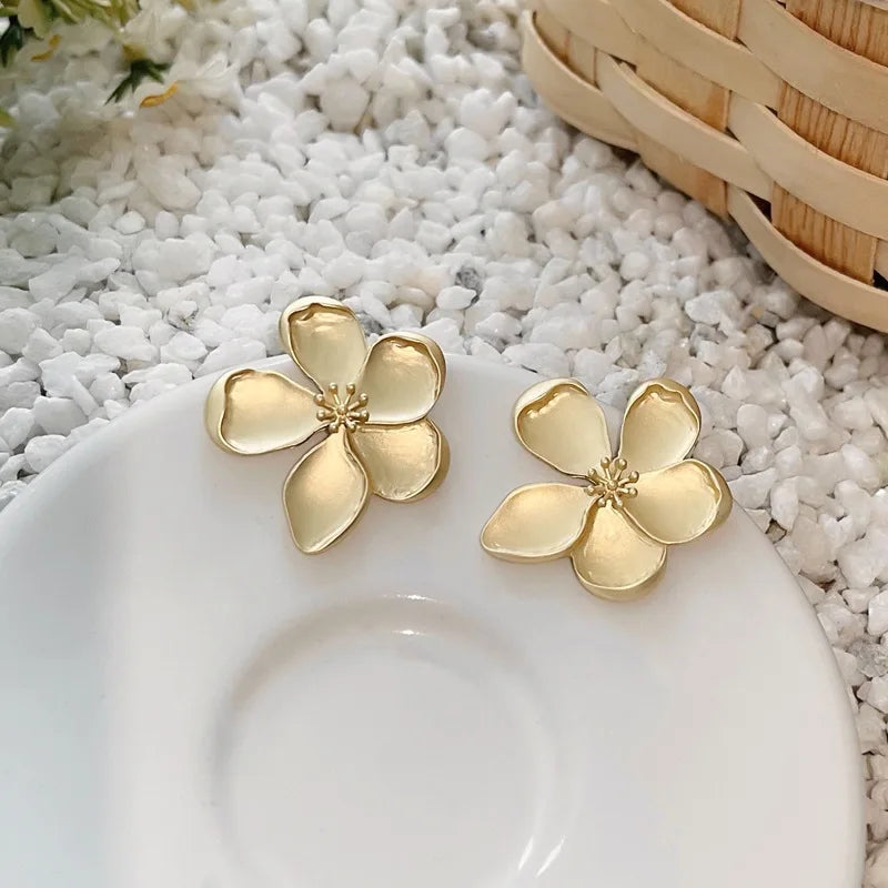 Zilora – Goldene Blumen Ohrringe ✨ Vintage-Inspiration für stilbewusste Frauen
