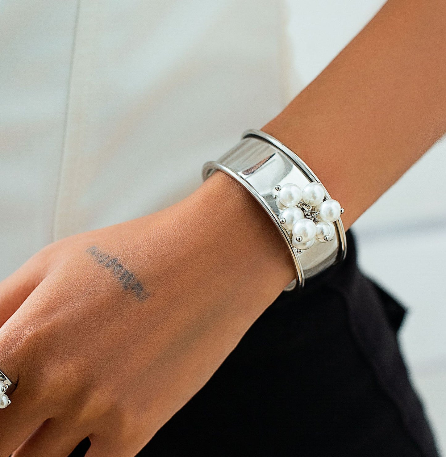 Feminine Eleganz: Photosensitive Armband mit Imitationsperlen – Dein perfektes Statement für jeden Anlass