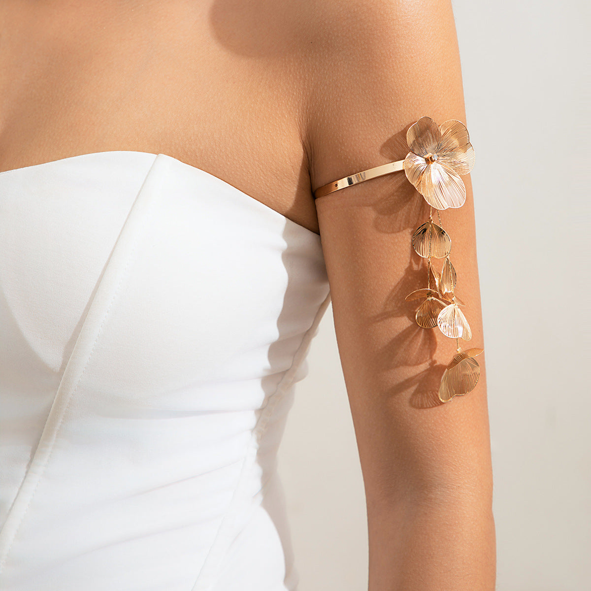 Zilora – Elegante Ginkgo-Blatt-Kette mit zarten Tasseln ✨