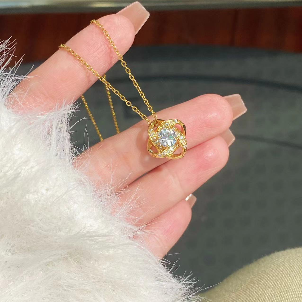 Zilora – Elegante Herz-Kleeblatt-Halskette ✨ Glücksbringer in Goldoptik
