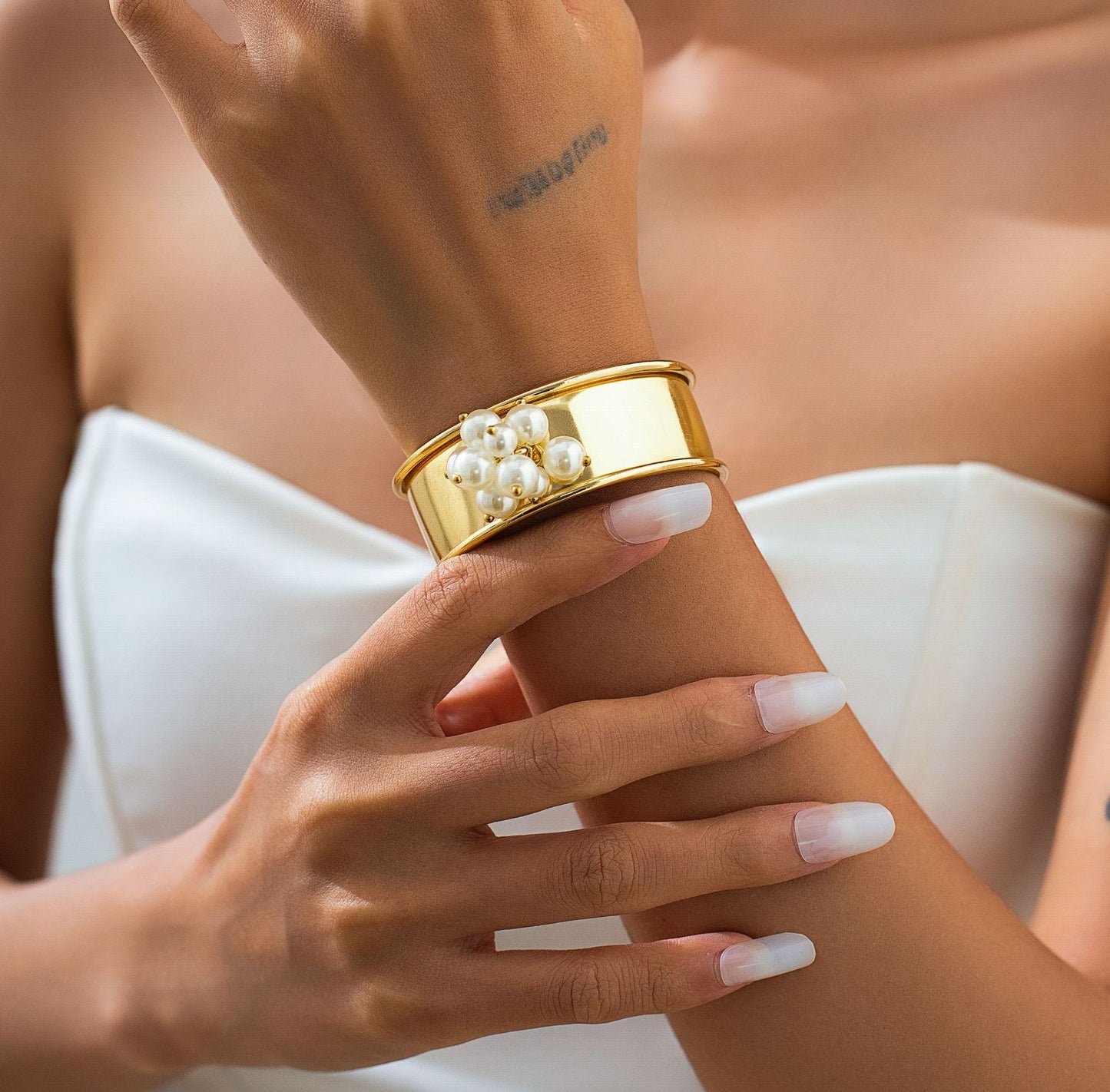 Feminine Eleganz: Photosensitive Armband mit Imitationsperlen – Dein perfektes Statement für jeden Anlass