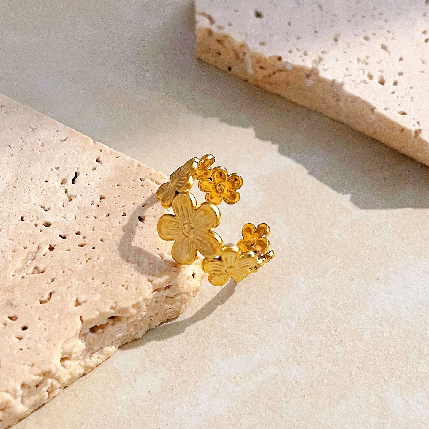 Zilora – Retro-Blumenring aus Edelstahl ✨ Verstellbarer Statement-Ring in Gold 🌹 Vintage-Chic für deinen Look
