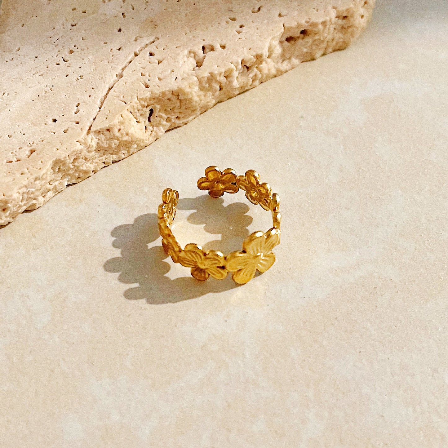 Zilora – Retro-Blumenring aus Edelstahl ✨ Verstellbarer Statement-Ring in Gold 🌹 Vintage-Chic für deinen Look
