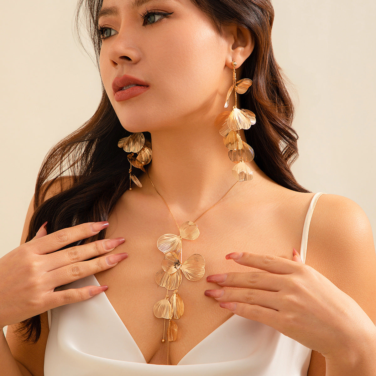 Zilora – Elegante Ginkgo-Blatt-Kette mit zarten Tasseln ✨