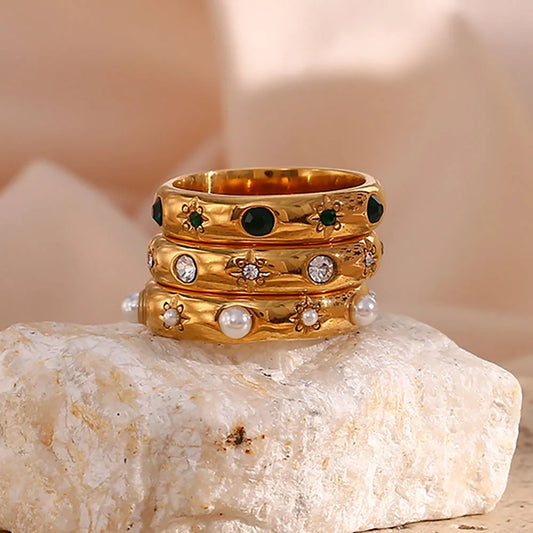 Zilora – Zarter 18K vergoldeter Ring  ✨ mit grüner Zirkonia & Perlen
