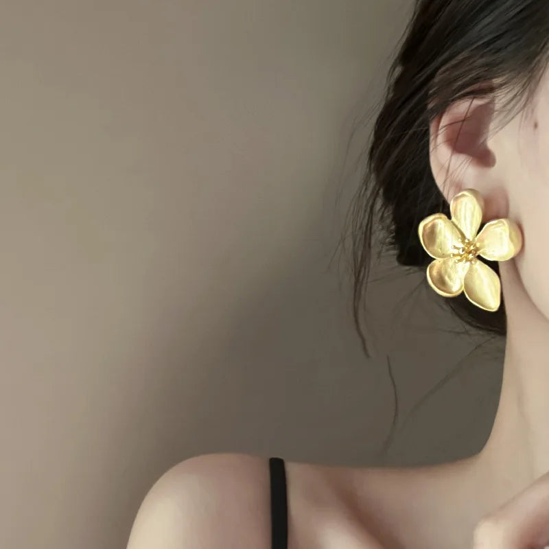 Zilora – Goldene Blumen Ohrringe ✨ Vintage-Inspiration für stilbewusste Frauen