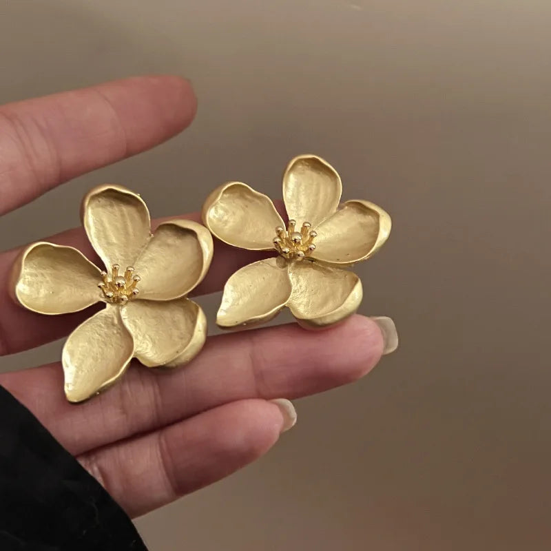 Zilora – Goldene Blumen Ohrringe ✨ Vintage-Inspiration für stilbewusste Frauen