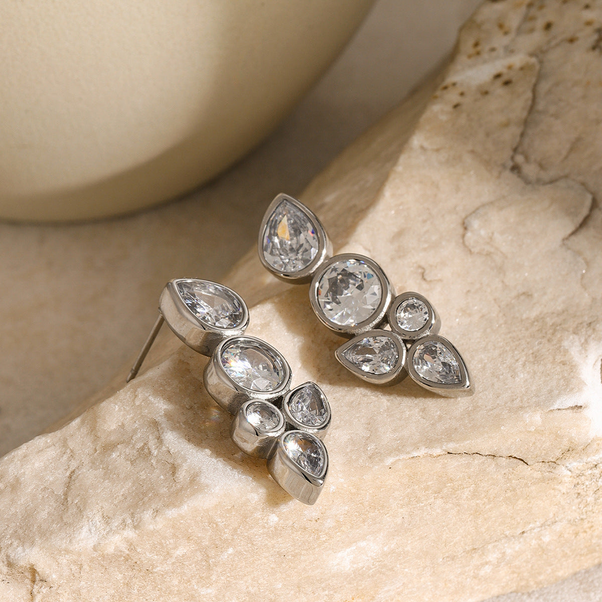 Zilora – Minimalistische Zirkonia Ohrhänger ✨ Eleganz in Edelstahl