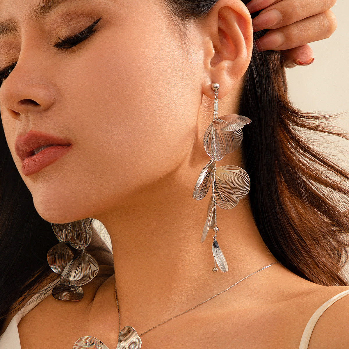 Zilora – Elegante Ginkgo-Blatt-Kette mit zarten Tasseln ✨